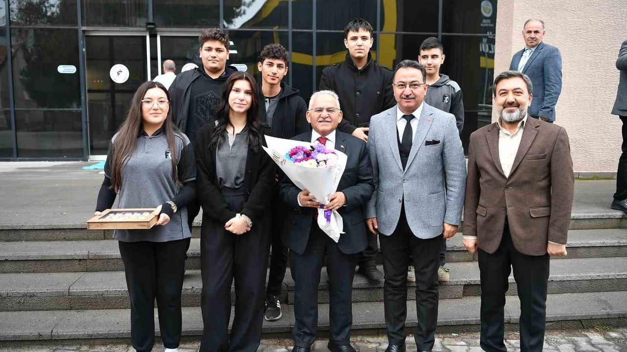 Başkan Büyükkılıç’tan Fevzi Çakmak Lisesi öğrencilerine kariyer ve gelecek tavsiyeleri