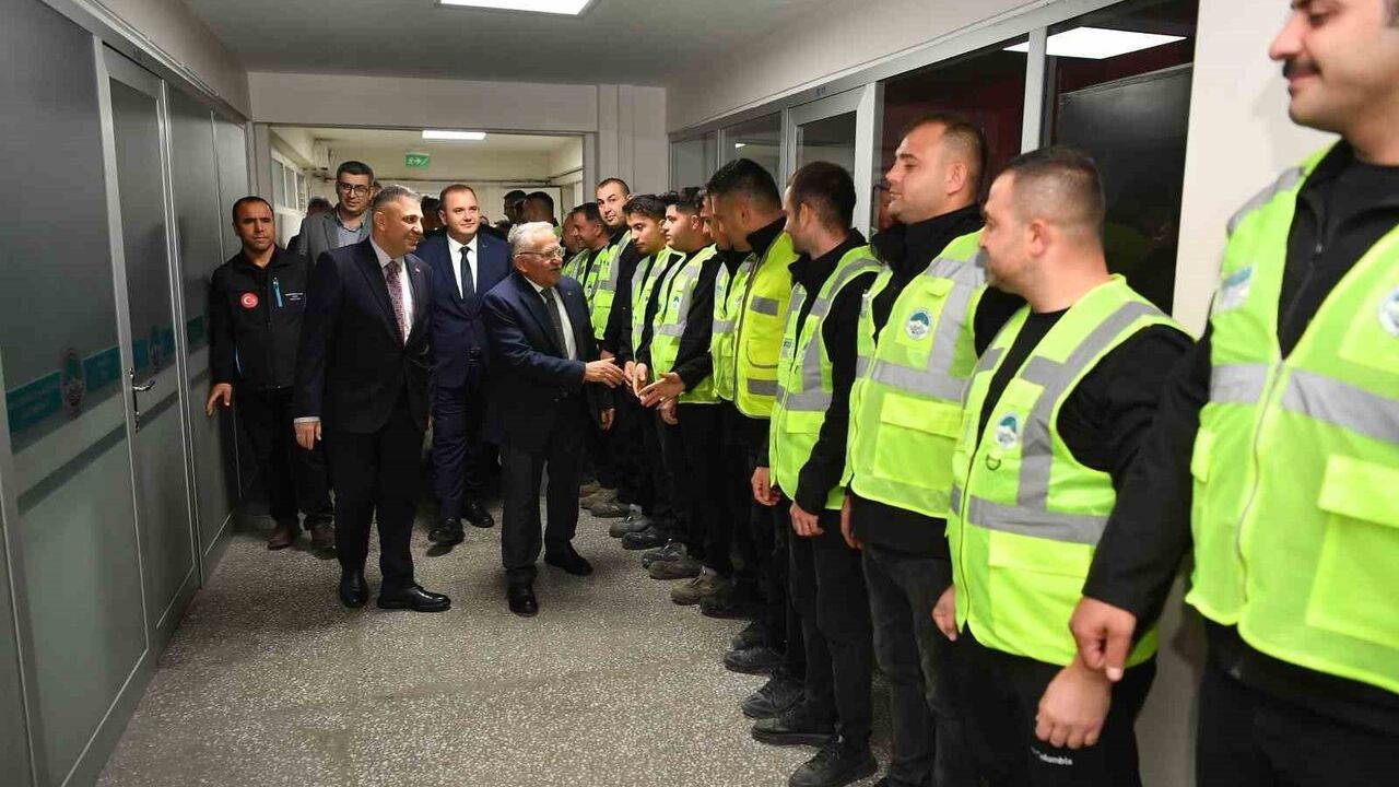 Başkan Büyükkılıç, Teknik Bakım-Onarım Personeliyle Hizmet İstişaresi Yaptı