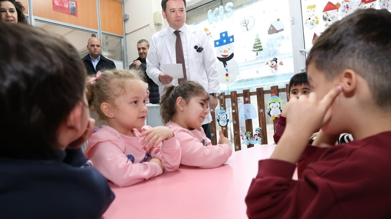 Başkan Erkan Aydın, Osmangazi kreşlerinde eczacılığı anlattı