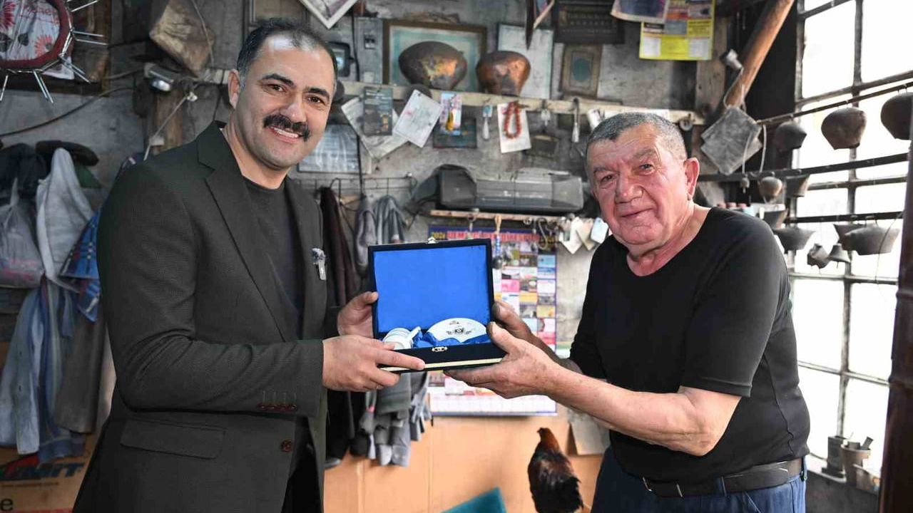 Başkan Erkan Kara'dan Regaip Kandili'nde Demirci'deki ustalara vefa ziyareti