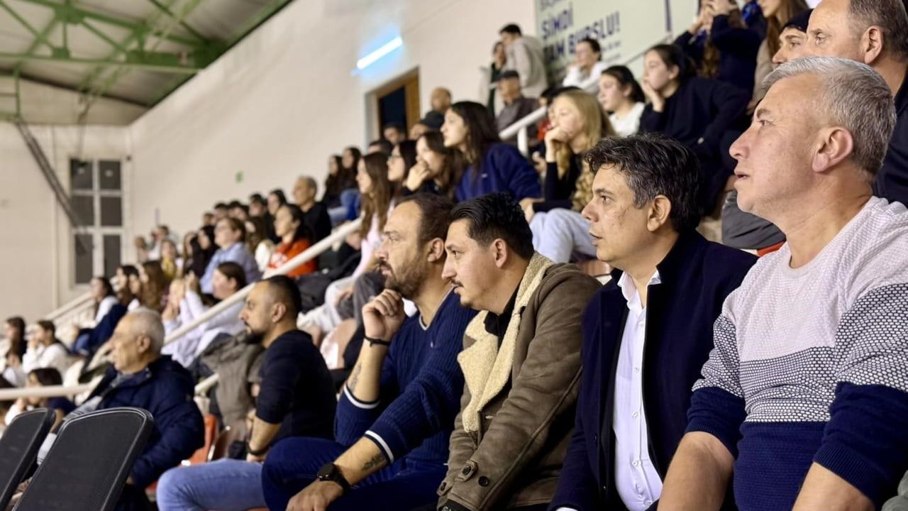 Başkan Ferhat Durgut tribünden Söğütspor Voleybol Takımına destek verdi