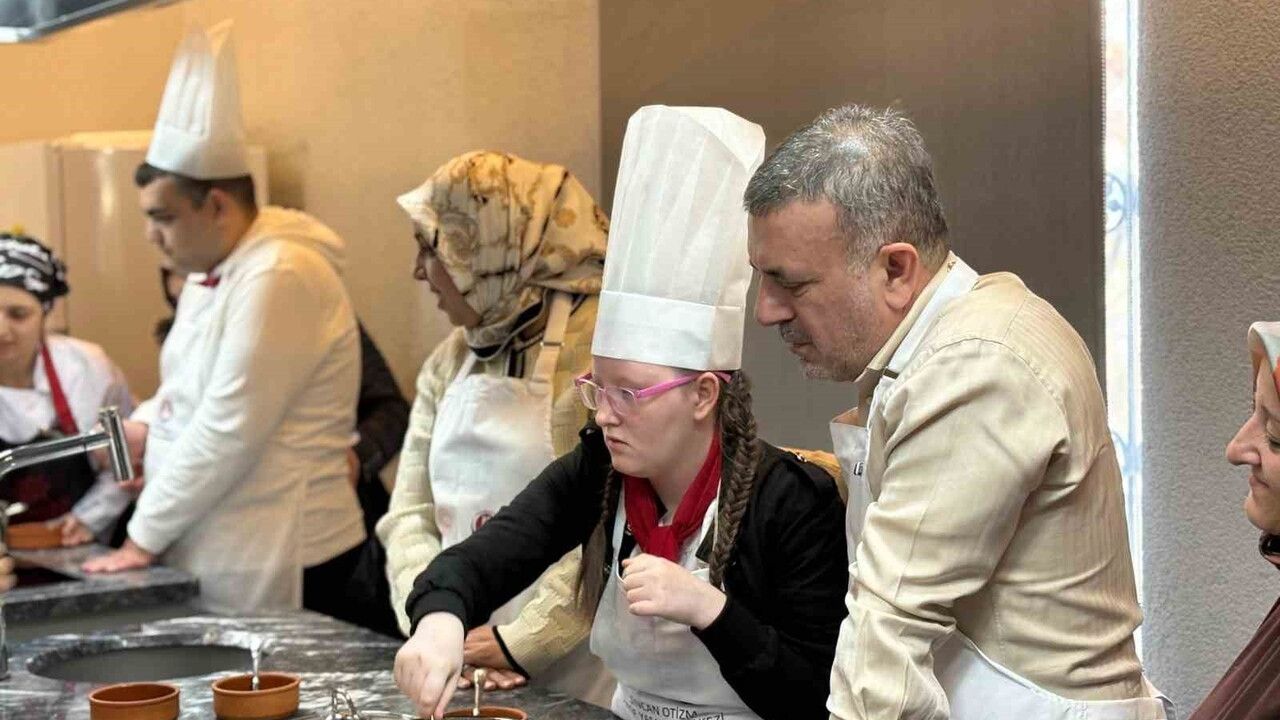 Başkan Murat Ercan, Sincan Otizm Aktif Yaşam Merkezi öğrencileriyle Yerli Malı Haftası'nda aşure yaptı
