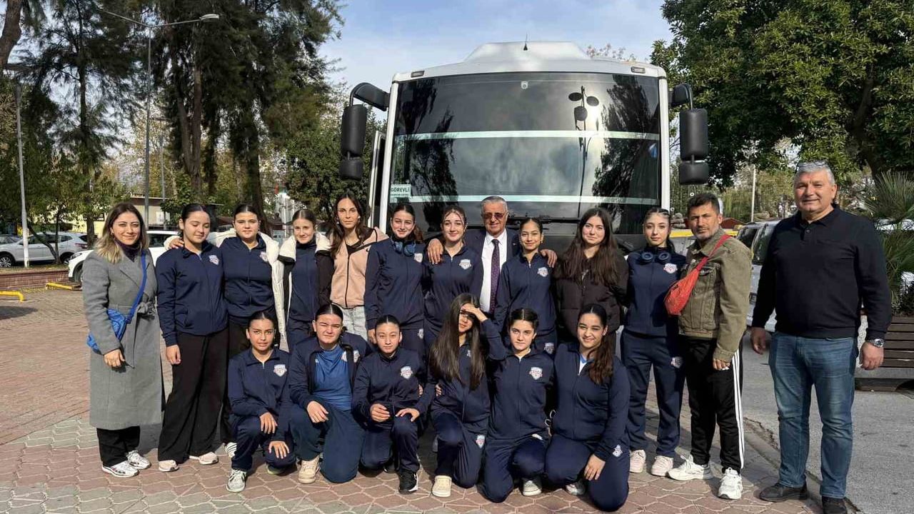 Başkan Necati Topaloğlu’ndan Kemer’in voleybol takımlarına Finike öncesi moral ziyareti