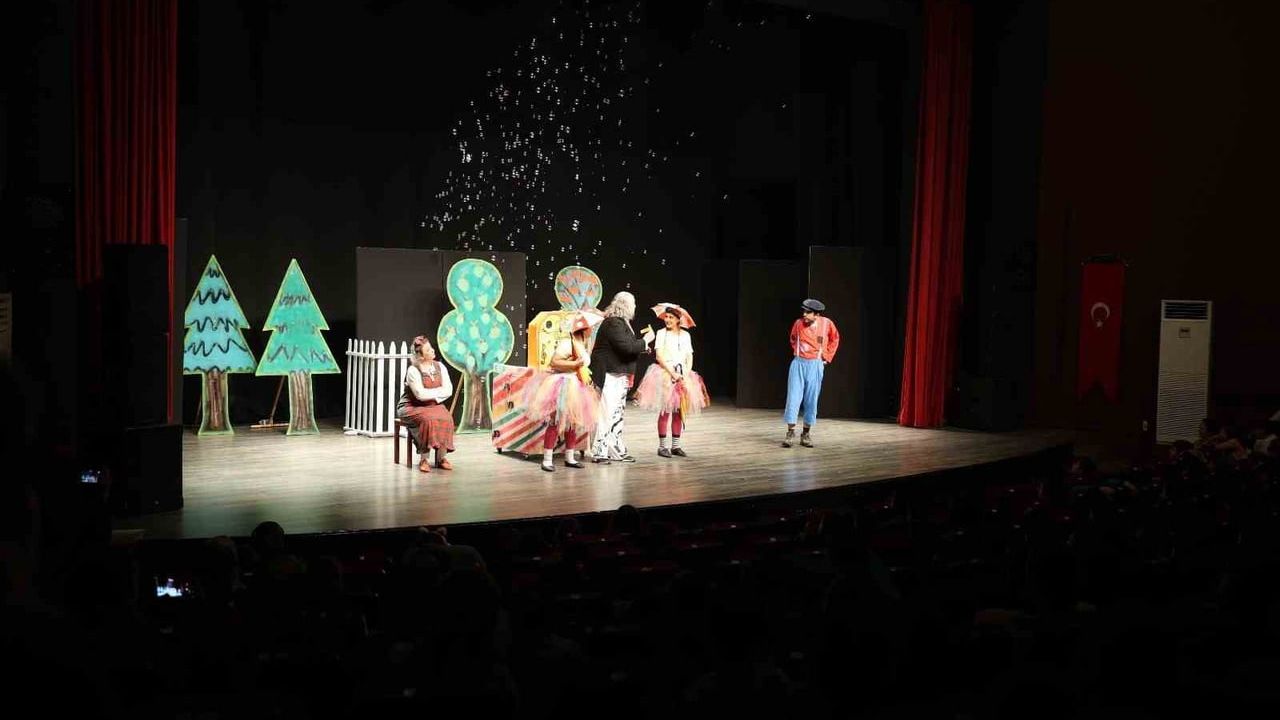 Başkan Özlem Çerçioğlu çocukları Müzisyenler Çetesi ile tiyatroda buluşturdu