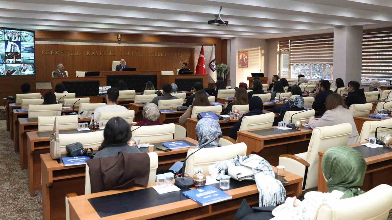 Başkan Sekmen, EBYÜ Hukuk Fakültesi Öğrencilerini Ağırladı: Gençlere Başarı Dileği