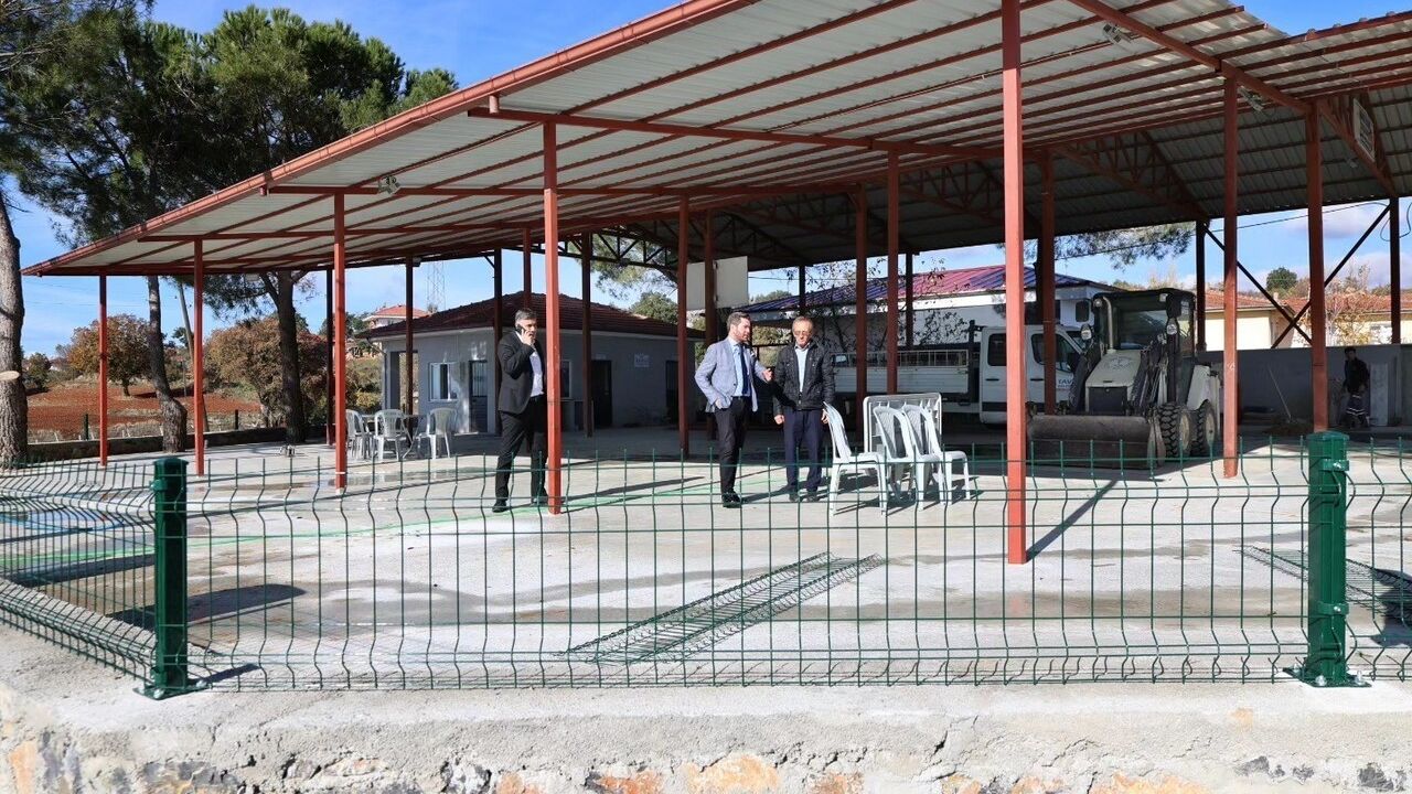 Başkan Tatık, Güzelköy Mahallesi Sosyal Tesisi'ndeki Onarım Çalışmalarını Yerinde İnceledi