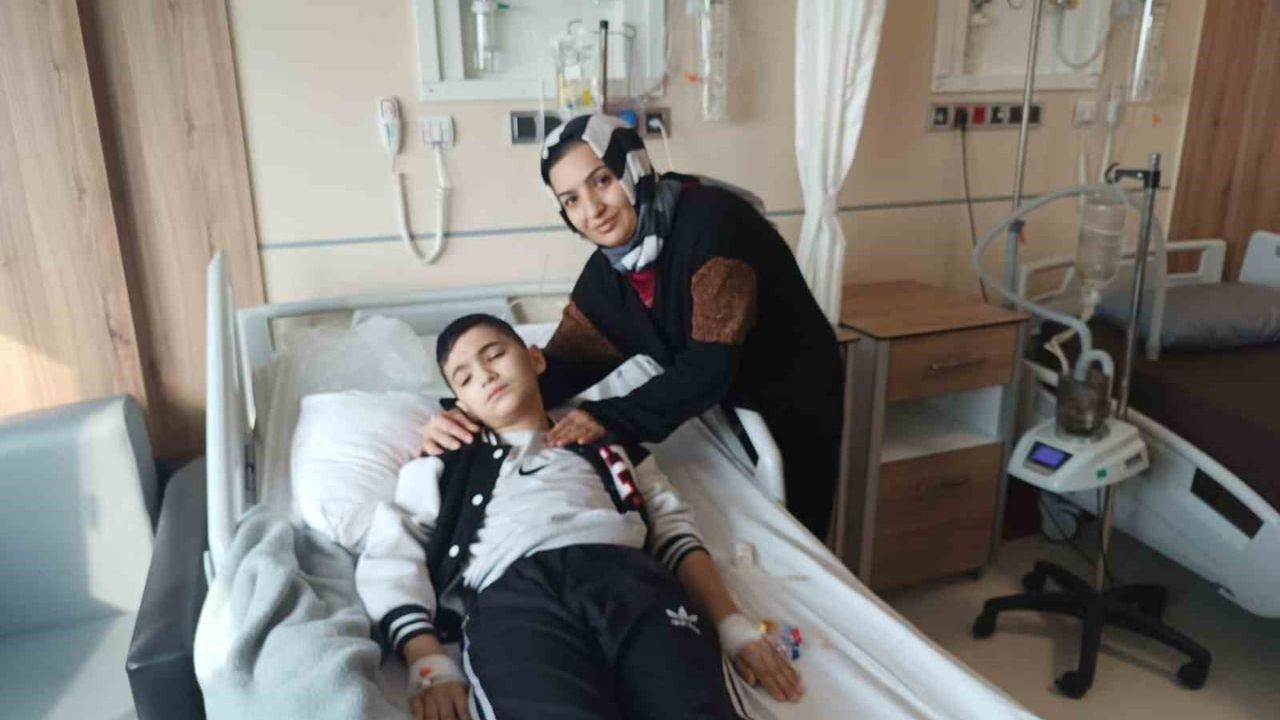 Batman'da 13 yaşındaki Muhammed Eyüp Arı 52 gündür süren öksürük nöbetleriyle mücadele ediyor