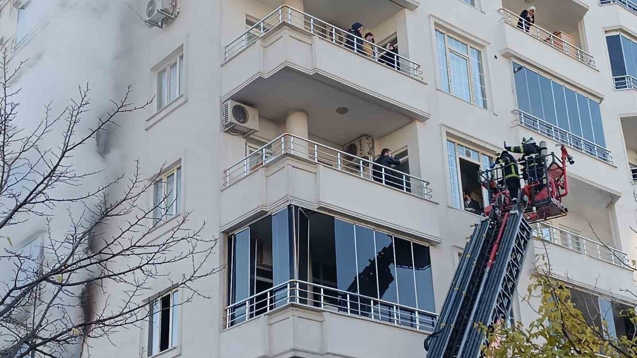 Batman’da 7 katlı apartmanda yangın: 20’den fazla kişi itfaiye merdiveniyle kurtarıldı