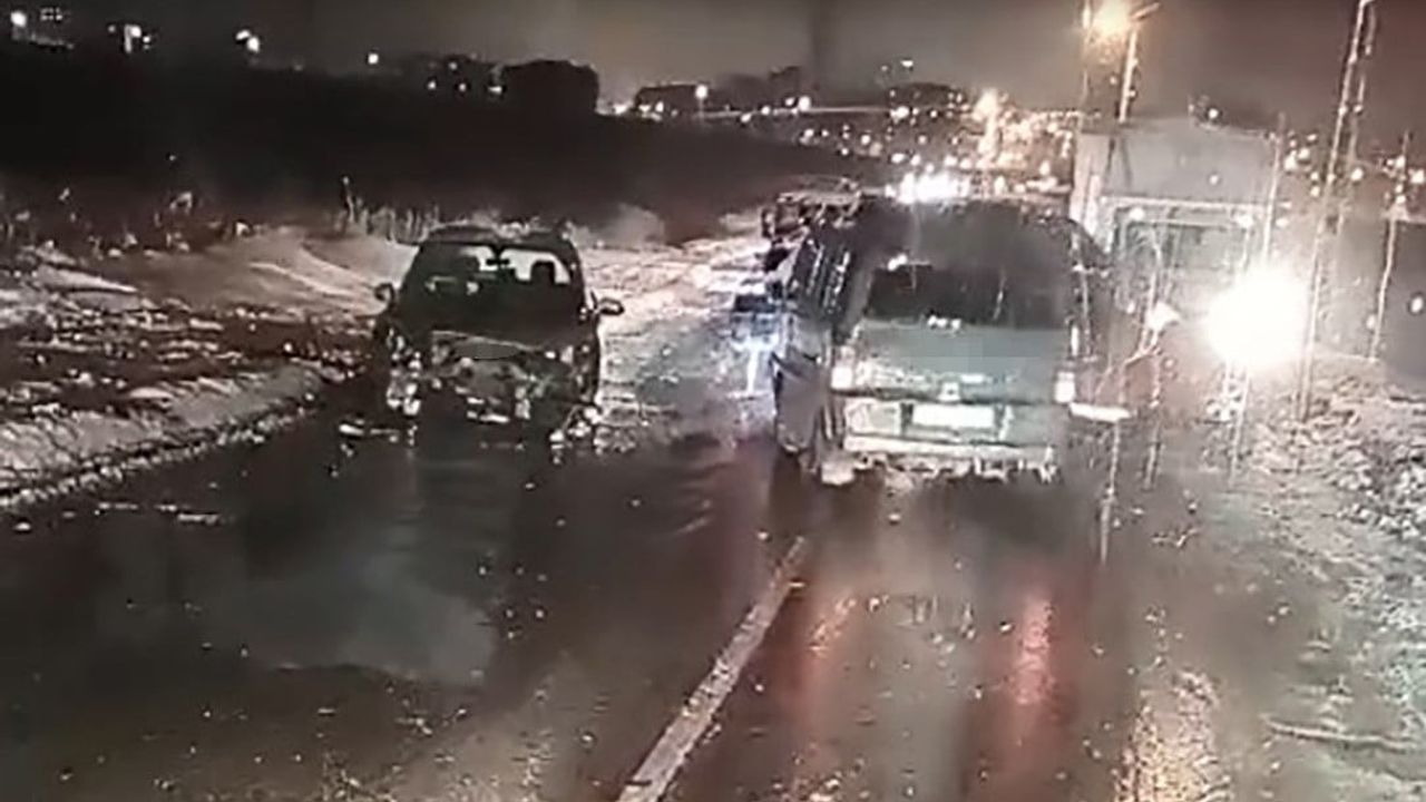 Batman'da buzlanma nedeniyle iki otomobil çarpıştı