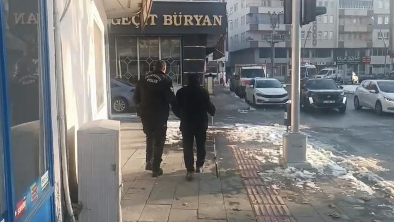 Batman'da çevik kuvvet polisinden görme engelli yaşlı vatandaşa yardım