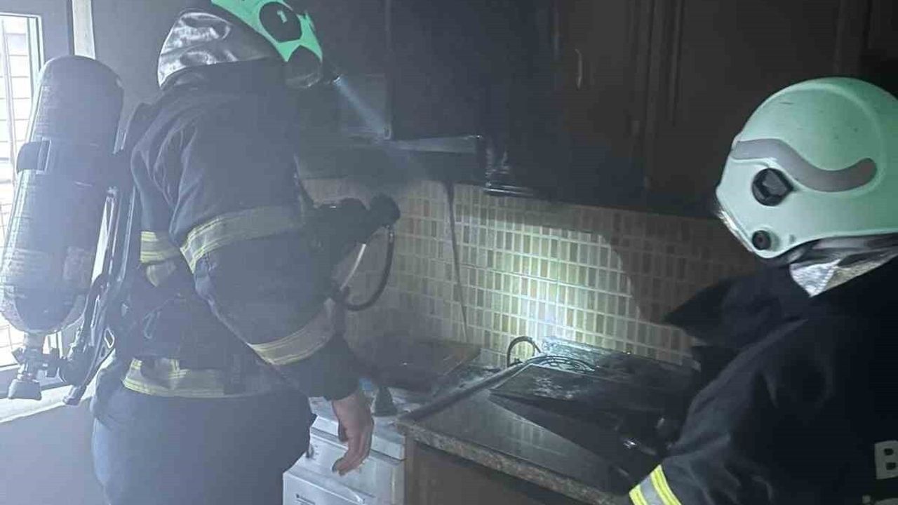 Batman'da Cumhuriyet Mahallesi'nde ev yangını itfaiye müdahalesiyle söndürüldü