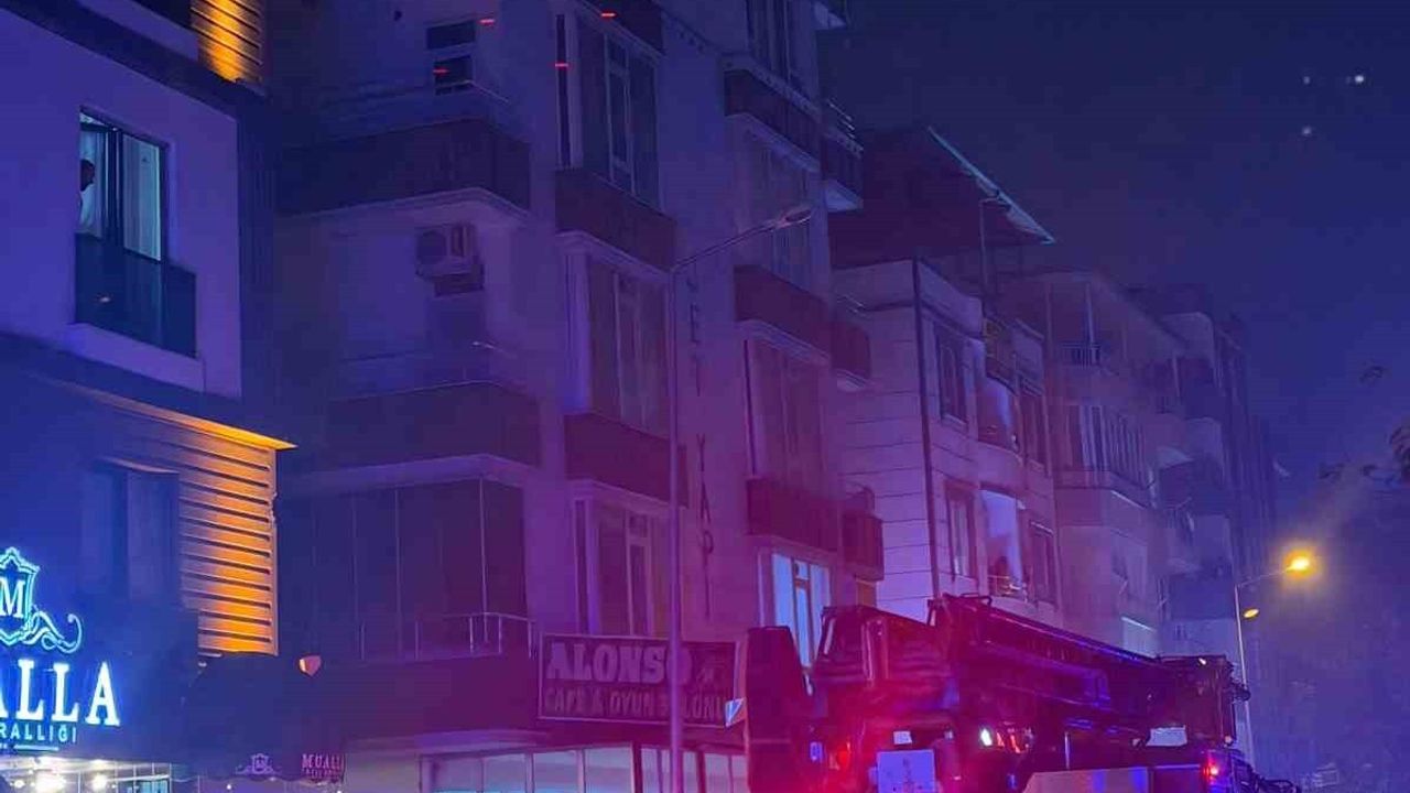 Batman'da GAP Mahallesi'nde balkondan eşya atma olayı; şahıs ikna edilerek hastaneye götürüldü