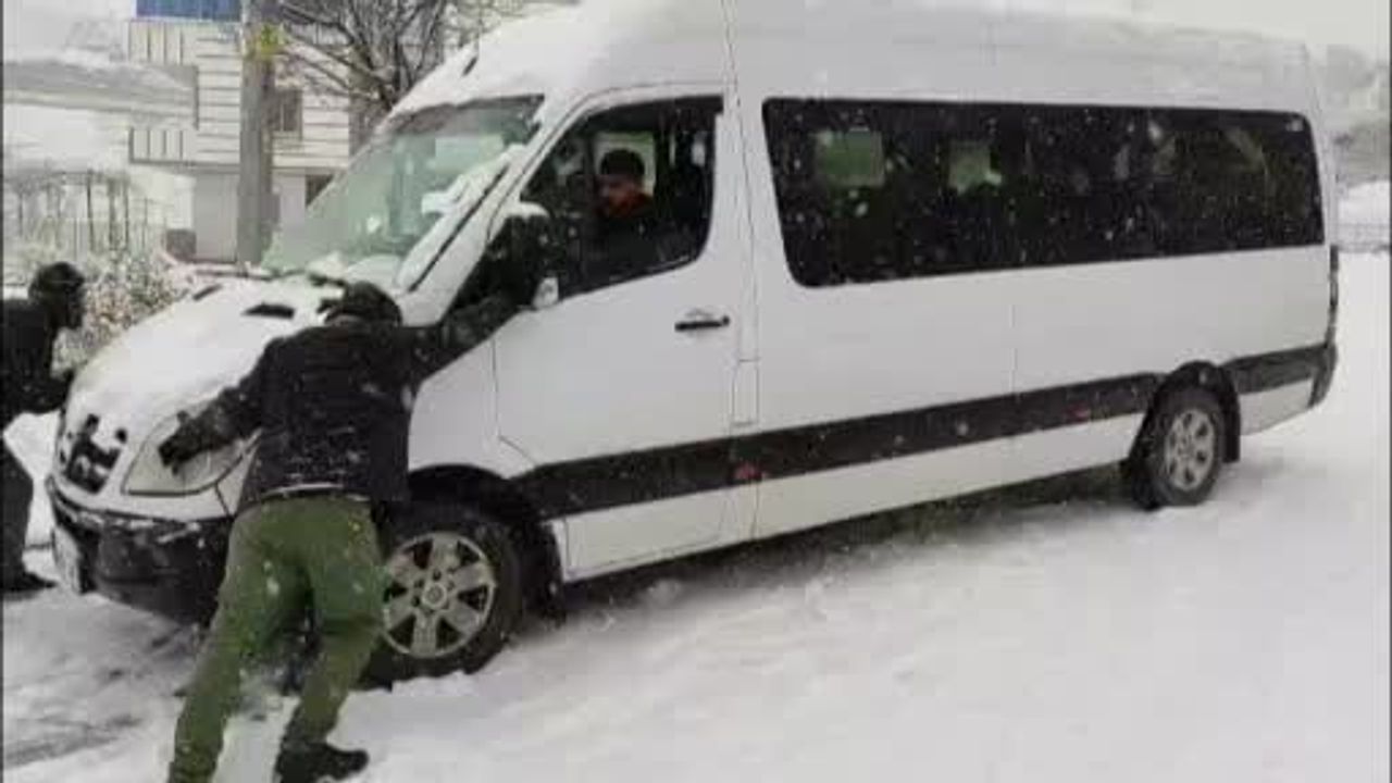 Batman'da kar ve buzlanma ulaşımı aksattı, eğitime 31 Aralık'ta bir gün ara verildi