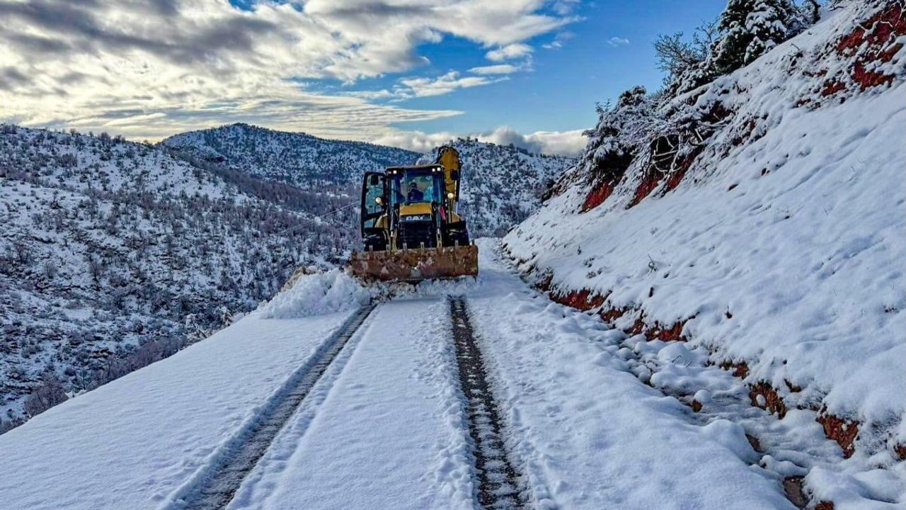 Batman'da kar yağışı ulaşımı aksattı: Köy yolları kapandı, eğitim 1 gün tatil