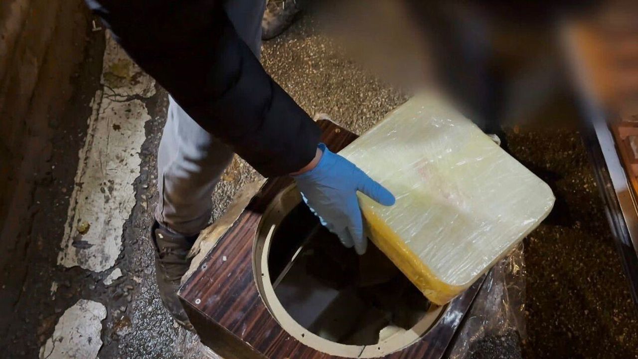 Batman'da midibüste ses sistemine gizlenmiş 3 kilo 135 gram metamfetamin ele geçirildi