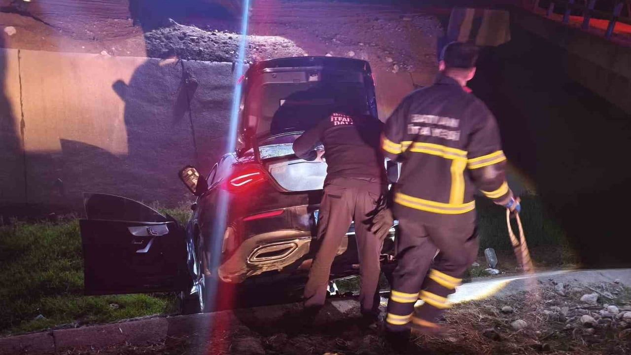 Batman'da otomobil su kanalına düştü: 1 yaralı, sürücü itfaiye ekiplerince kurtarıldı