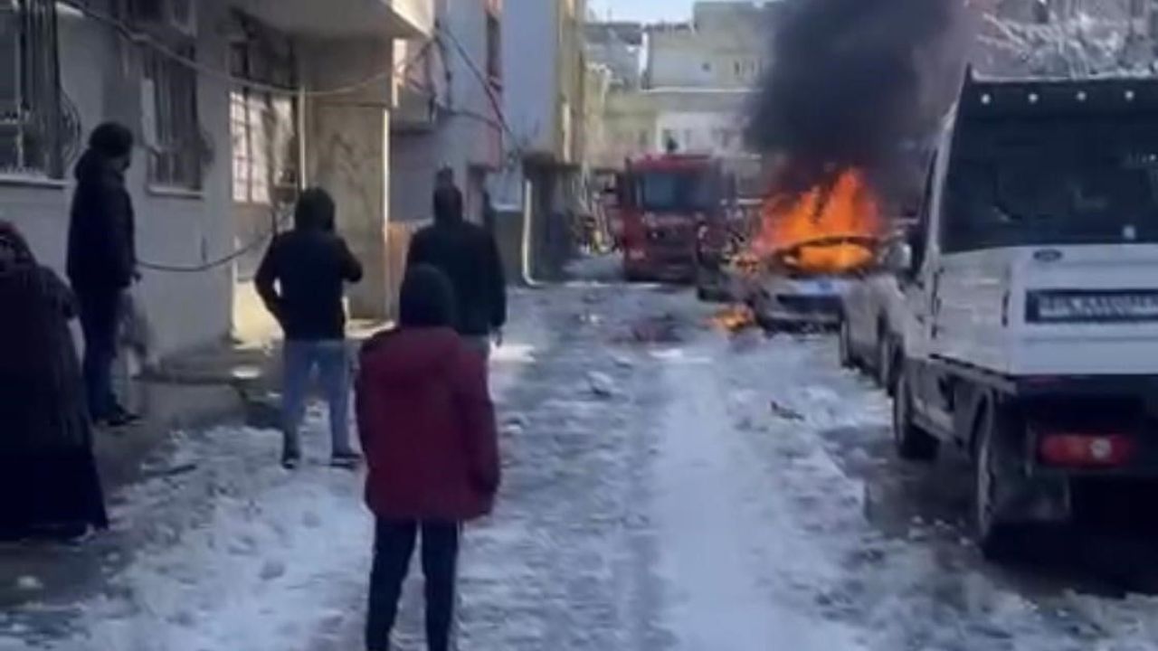 Batman’da soğukta çalışmayan otomobil alev aldı; itfaiye müdahale etti