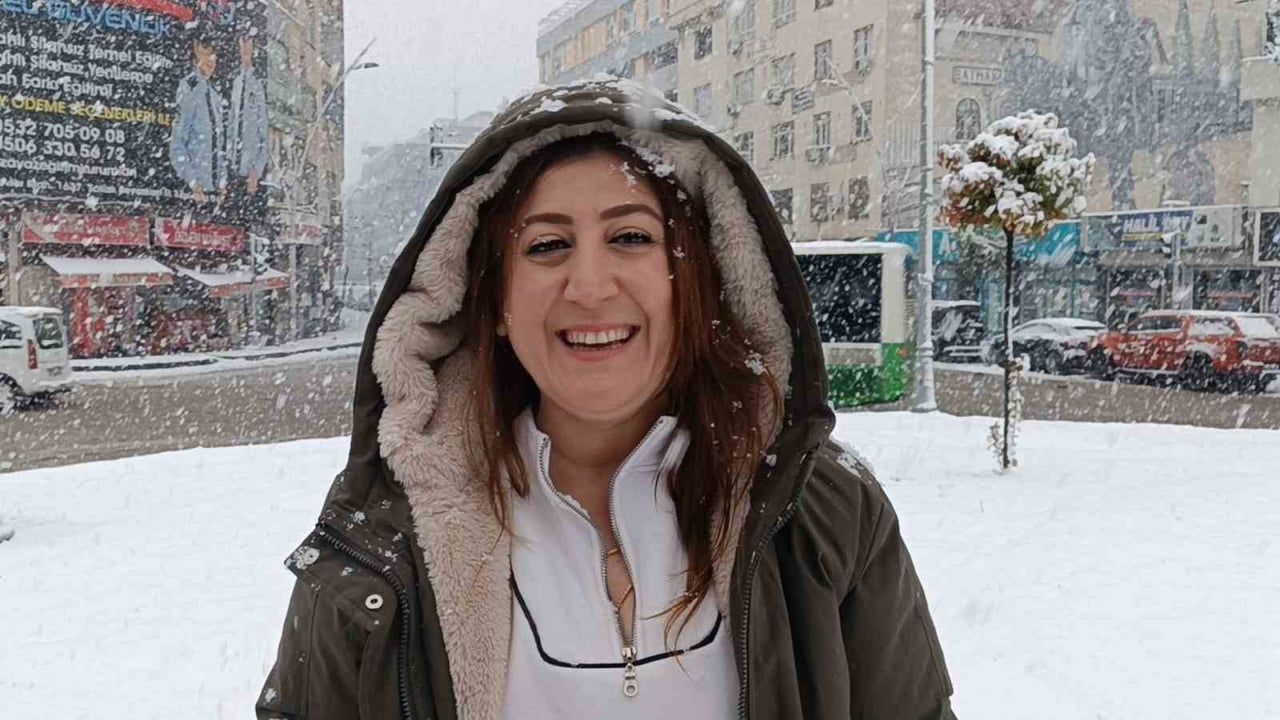 Batman'da Uzun Yıllar Sonra Etkili Kar Yağışı: Sokaklar Eğlenceye Döndü