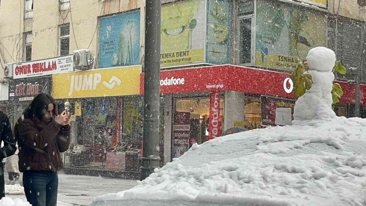 Batman’da yoğun kar yağışı sokakları beyaza bürüdü