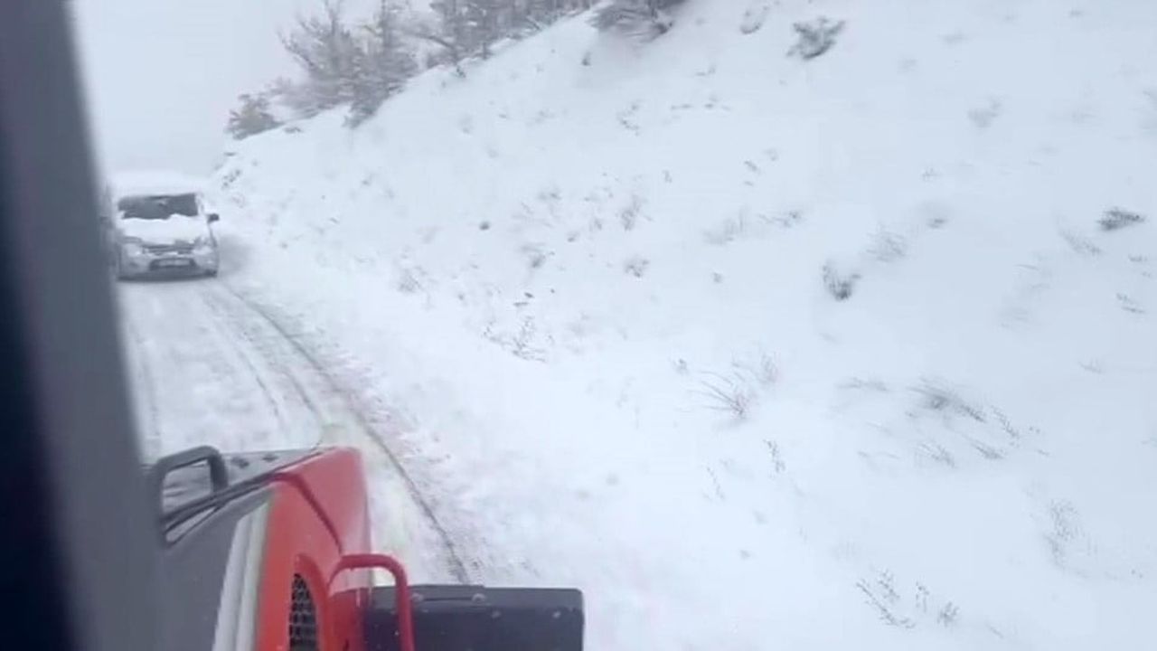 Batman Gercüş'te kar nedeniyle araçlarında mahsur kalan 5 kişi kurtarıldı