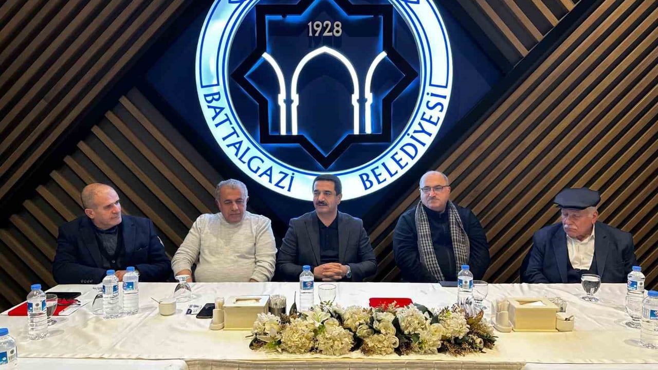 Battalgazi Belediye Başkanı Bayram Taşkın muhtarlarla istişare toplantısında talepleri dinledi