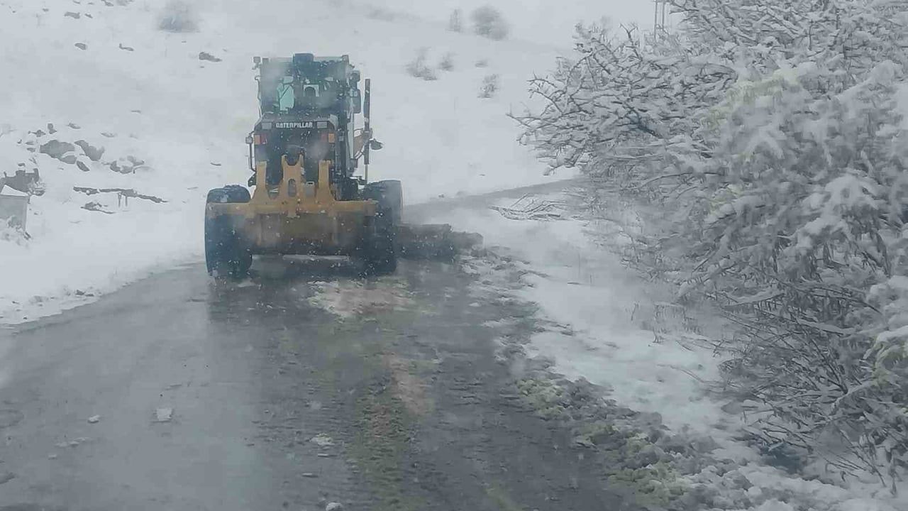 Battalgazi Belediyesi kar yağışına karşı sahada: Yüksek kesimlerde karla mücadele sürüyor