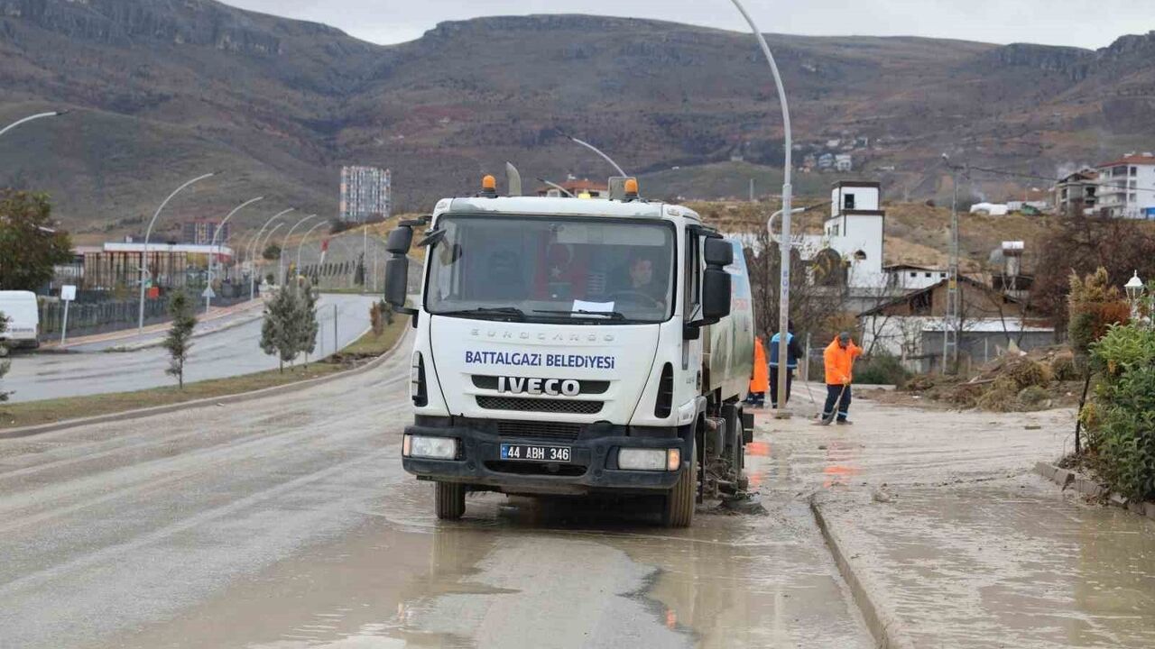 Battalgazi Belediyesi'nden Pınarbaşı Göleti Çevresinde Kapsamlı Temizlik Çalışması