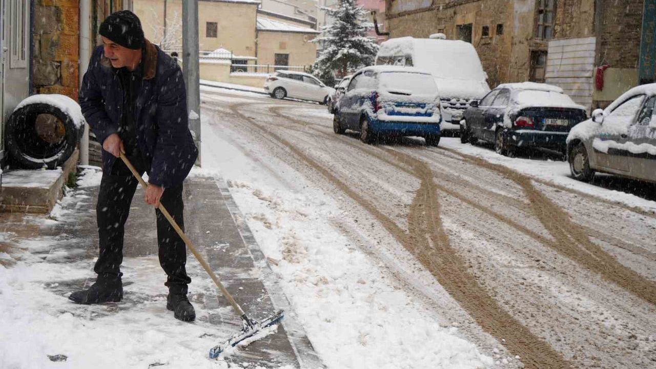 Bayburt beyaza büründü: 2025 yılının son günlerinde kar yağışı etkili oldu