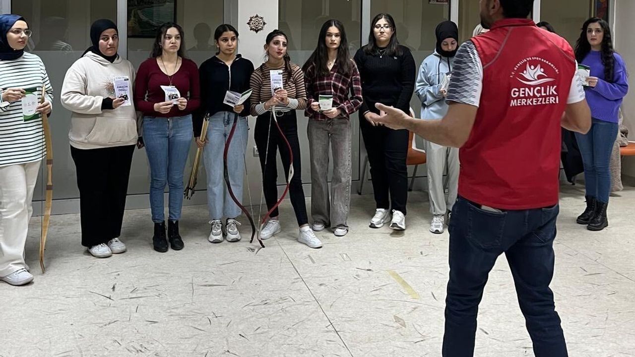 Bayburt Gençlik Merkezi'nde üniversite öğrencilerine yönelik bağımlılıkla mücadele bilgilendirmesi