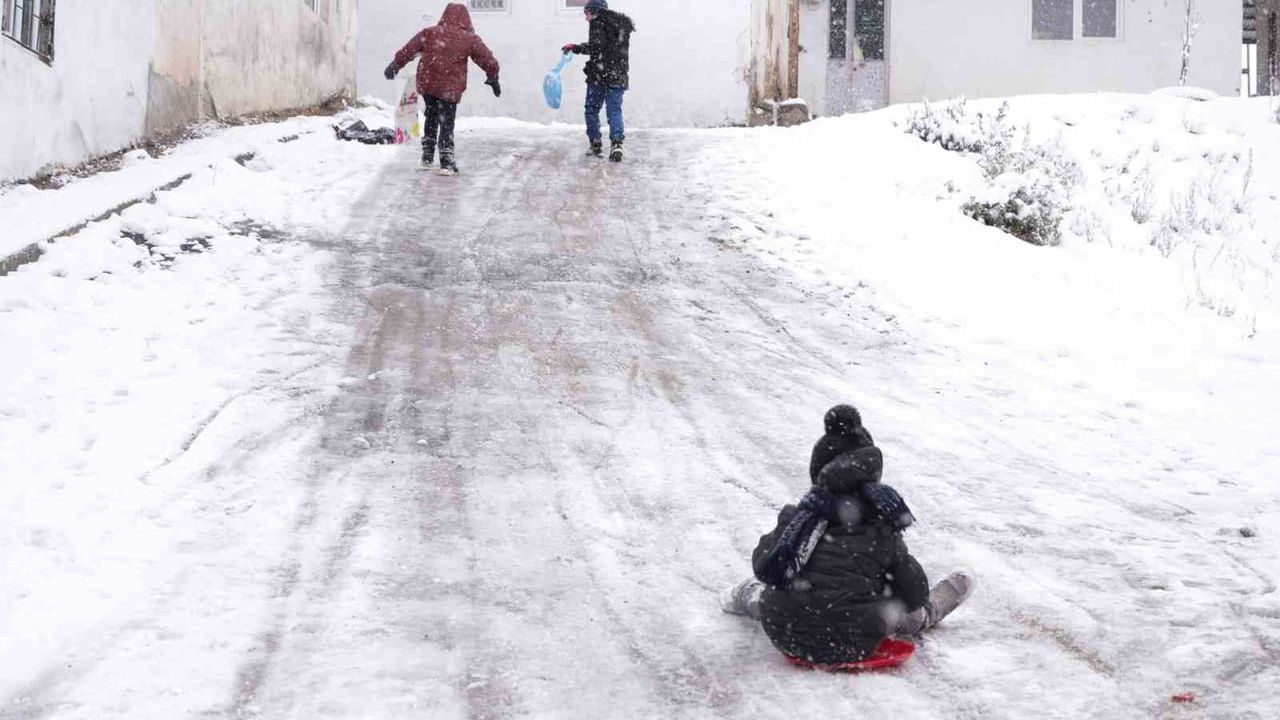 Bayburt Şingah Mahallesi'nde çocuklar dik yokuşu doğal kayak pistine çevirdi