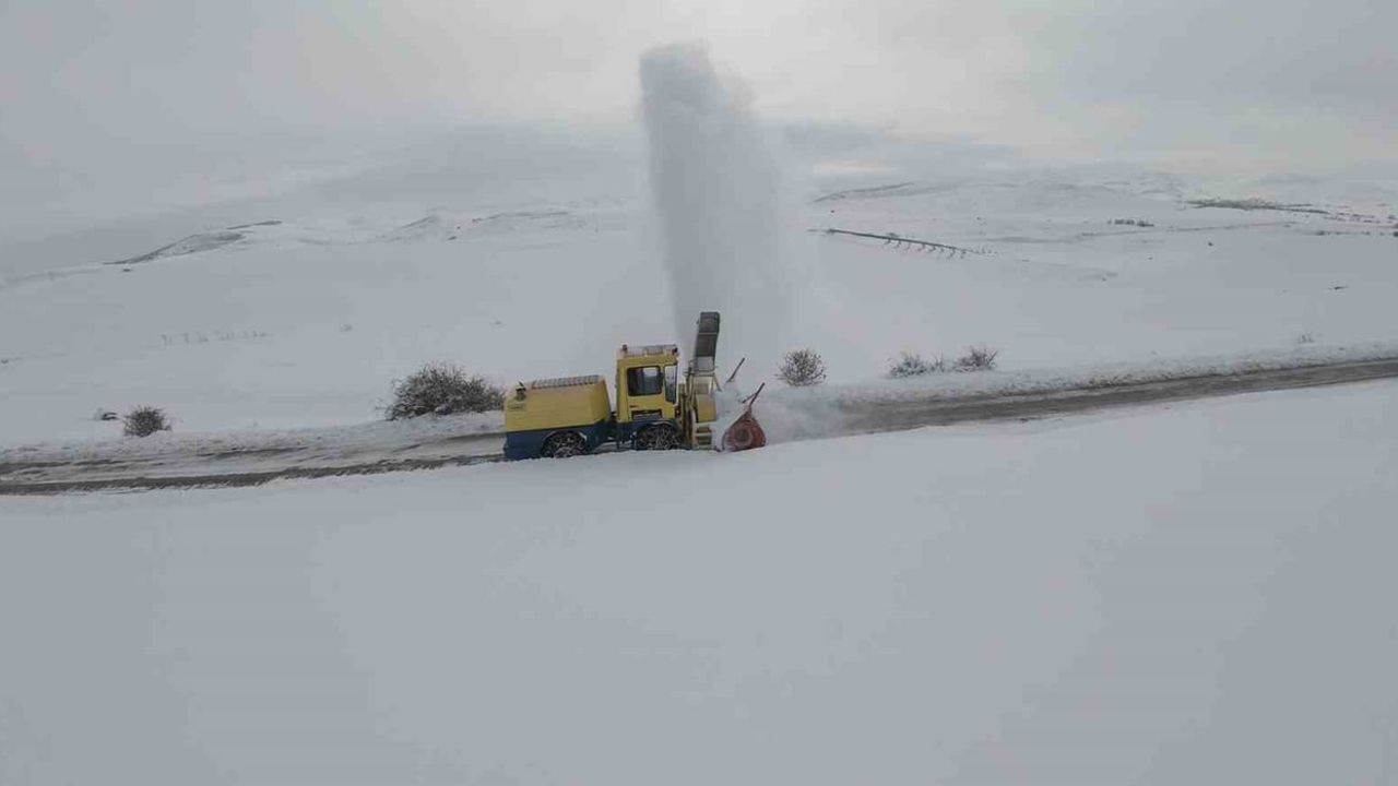 Bayburt'ta 170 köy yolunda karla mücadele ve tuzlama çalışmaları başladı