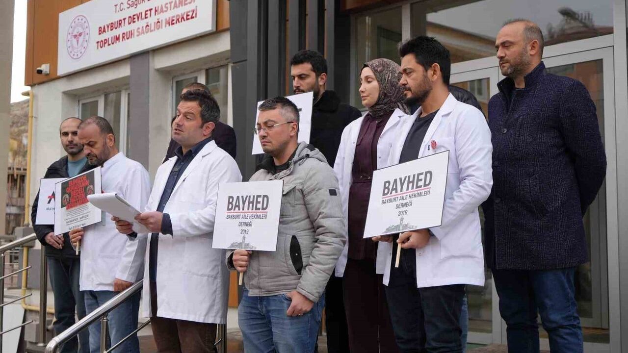 Bayburt’ta aile hekimleri kontrol dışı ücret kesintileri ve artan iş yüküne tepki gösterdi