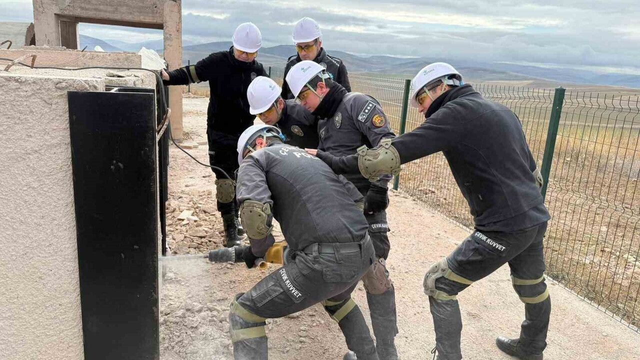 Bayburt'ta Çevik Kuvvet personeline enkazda arama ve kurtarma eğitimi tamamlandı
