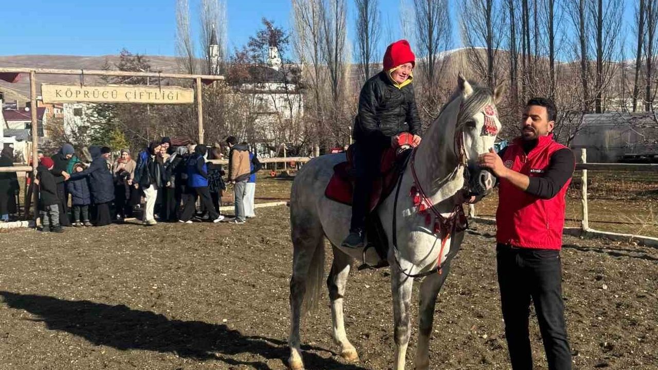 Bayburt’ta Dünya Engelliler Günü’nde Atatürk İlkokulu öğrencilerine binicilik etkinliği