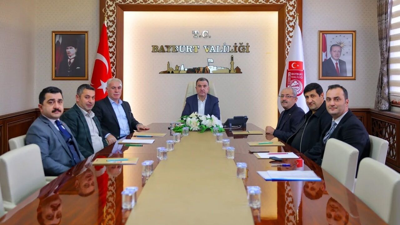 Bayburt'ta ekonomik yatırımlar değerlendirildi: Vali Mustafa Eldivan başkanlığında Doğal Taş Fabrikası ve OSB toplantısı