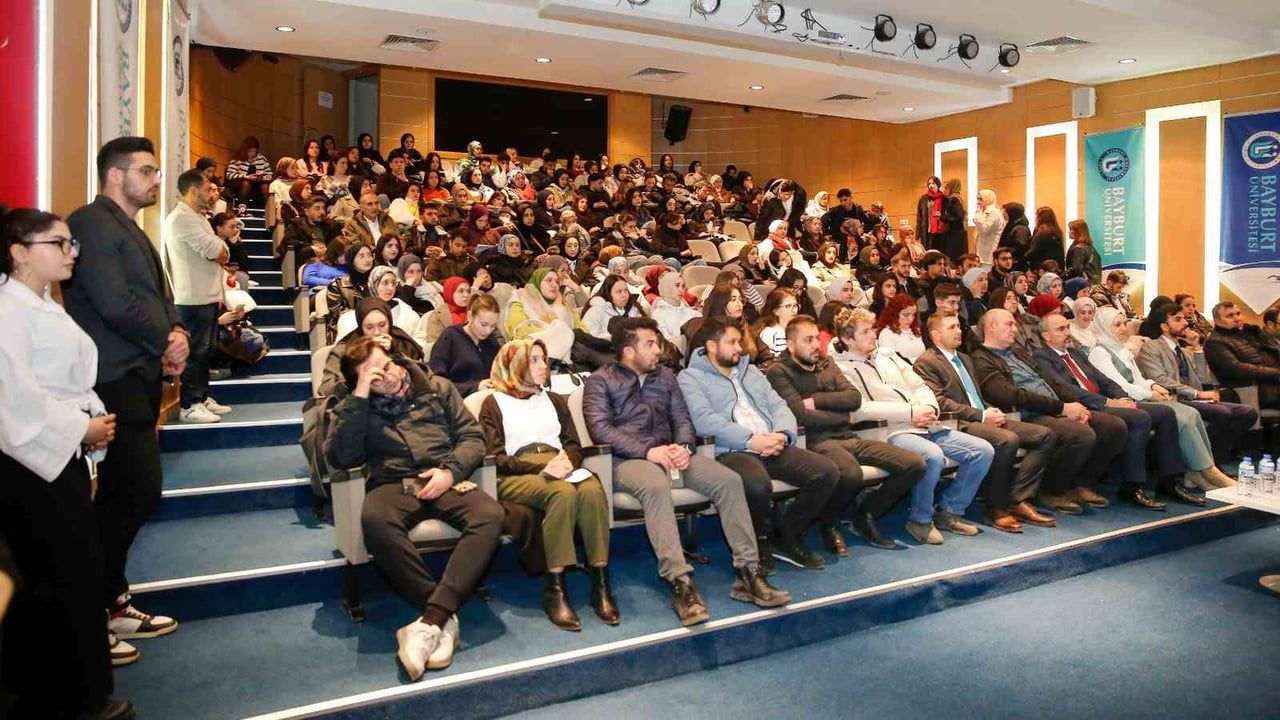 Bayburt'ta 'Görünmeyen Tehlike: Al Destekli Dolandırıcılık' konferansı — öğrenciler siber riskler konusunda bilgilendirildi