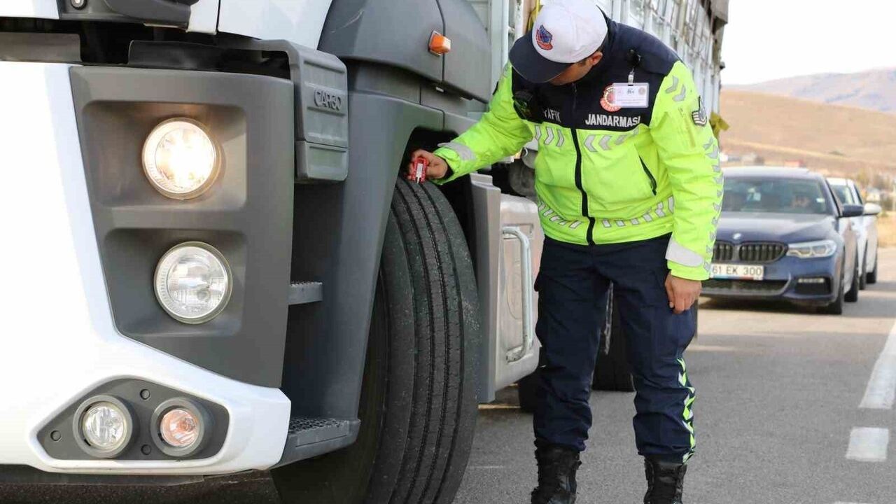 Bayburt'ta Jandarma'dan Kış Trafik Denetimleri: Lastik ve Teknik Donanım Kontrolleri