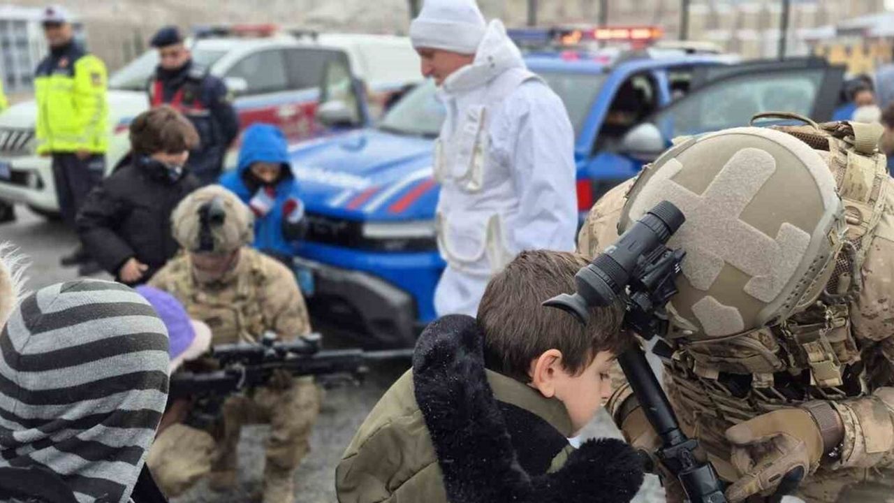 Bayburt’ta jandarma yerli ekipman ve araçları Süleyman Ersoy İlkokulu öğrencilerine tanıttı