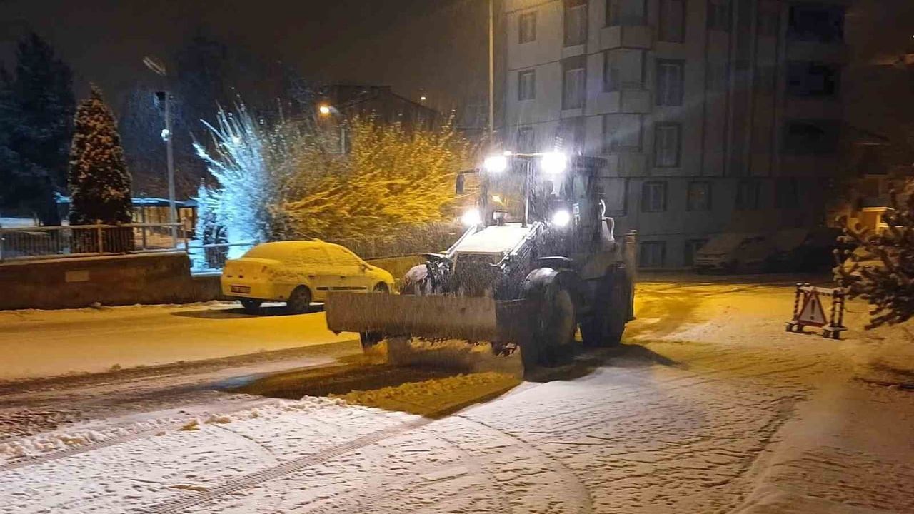 Bayburt’ta karla mücadele sürüyor: Belediye ekipleri 7/24 sahada