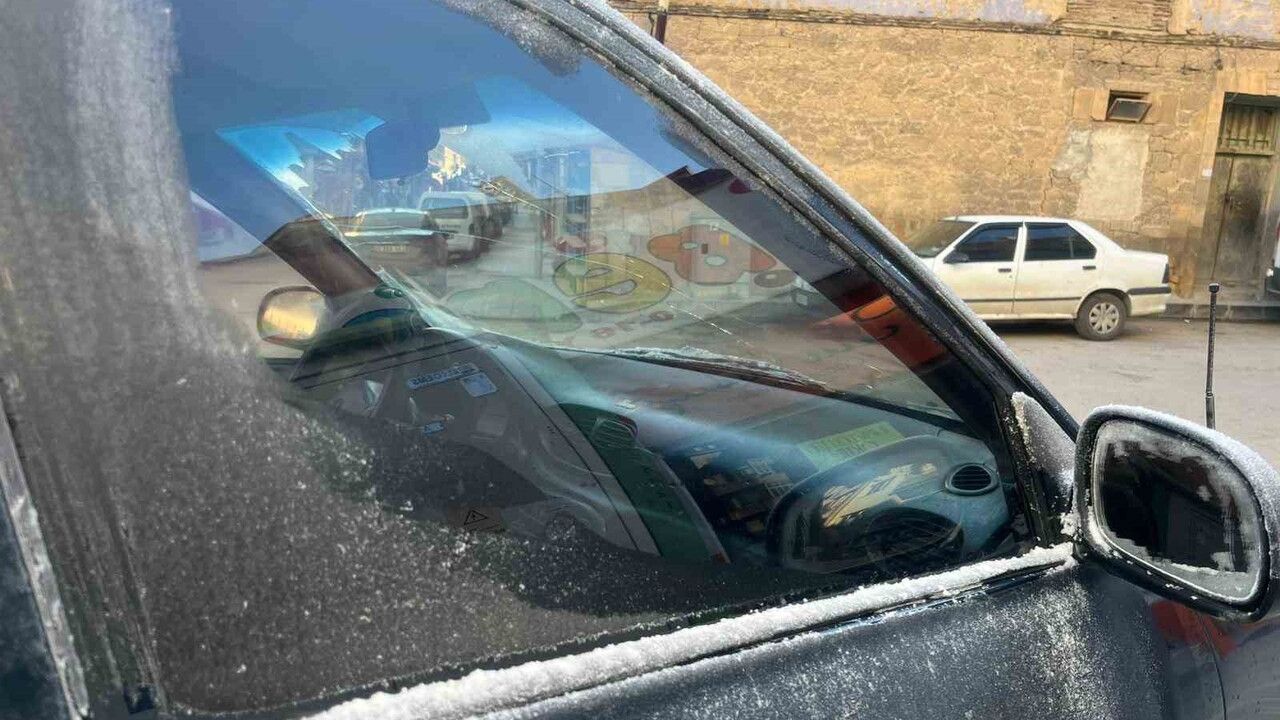 Bayburt’ta kuru soğuk ve ayaz etkili: Yüksek kesimlerde aralıklı kar sürüyor