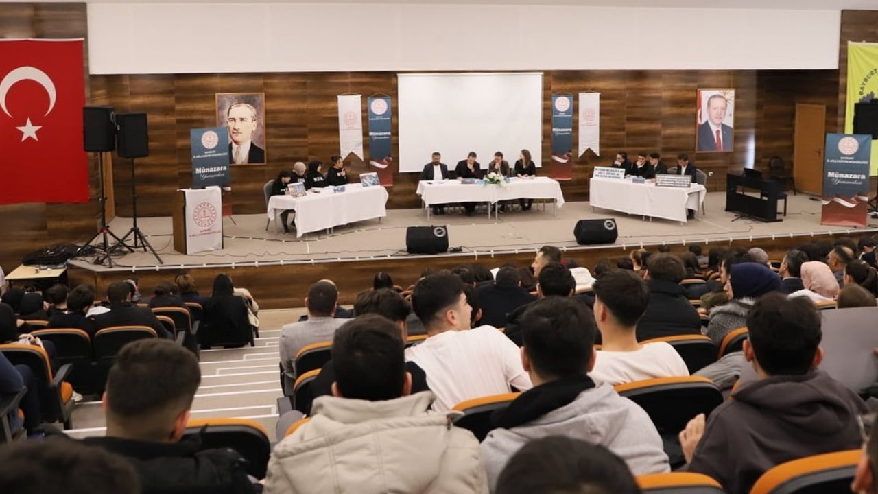 Bayburt’ta Liseler Arası Münazara Yarışması: Aydıntepe Çok Programlı ile Bayburt Anadolu İmam Hatip Lisesi Karşılaştı