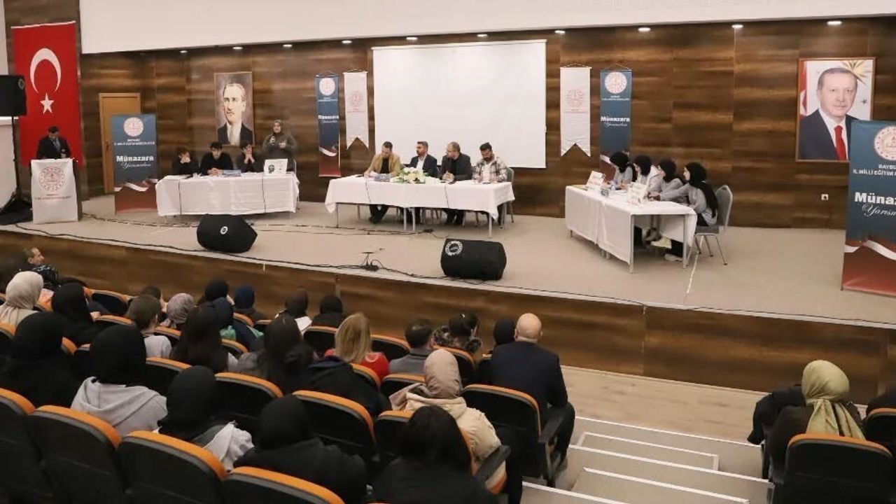 Bayburt’ta Liseler Arası Münazara Yarışması: Bayburt Lisesi ile Kız Anadolu İmam Hatip Lisesi Karşılaştı