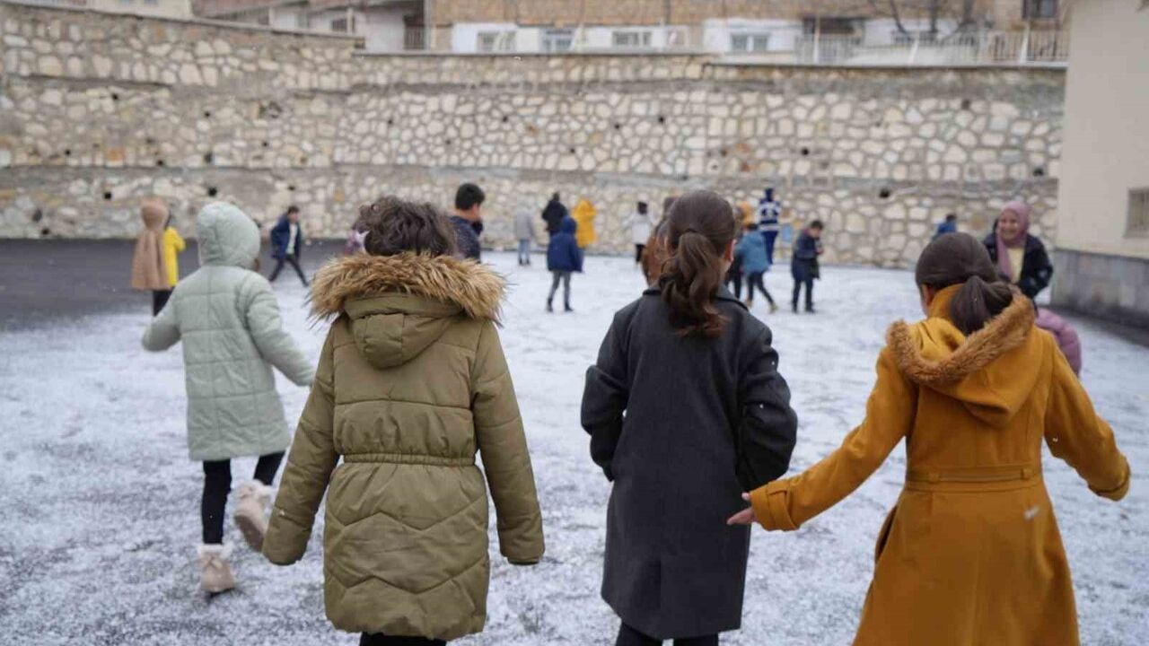 Bayburt’ta mevsimin ilk karı 15 Aralık'ta yağdı: Öğrenciler teneffüste bahçeye koştu