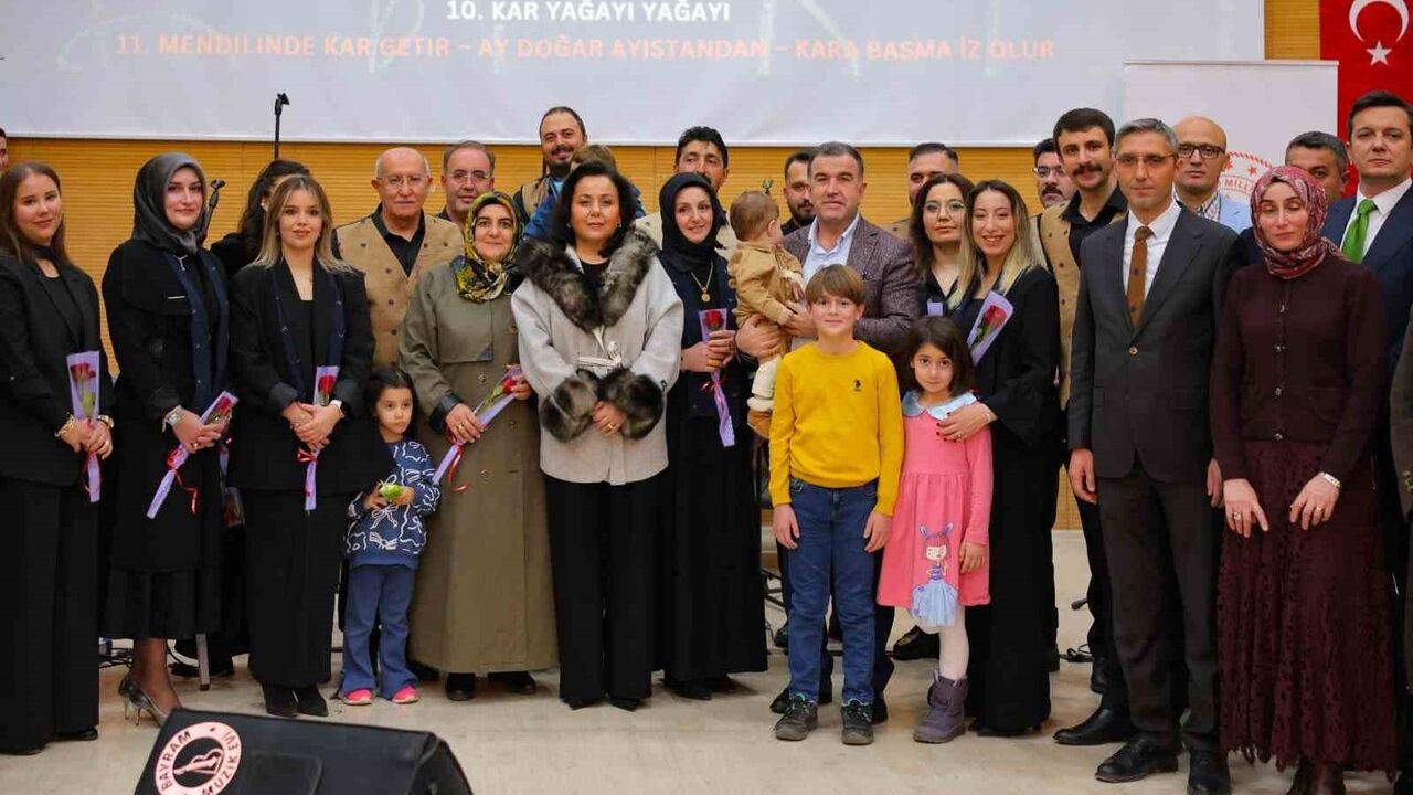 Bayburt'ta Öğretmenlerden Türkü Konseri: Maarif Orkestrası ve Korosu Sahne Aldı