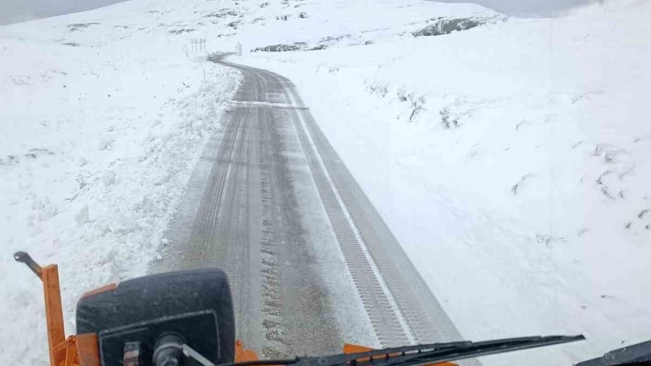 Bayburt'ta yoğun kar nedeniyle bazı köy yolları ve geçitler kış boyunca ulaşıma kapatıldı