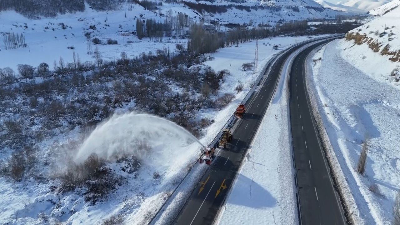 Bayburt’un yüksek kesimlerinde kar etkili oldu