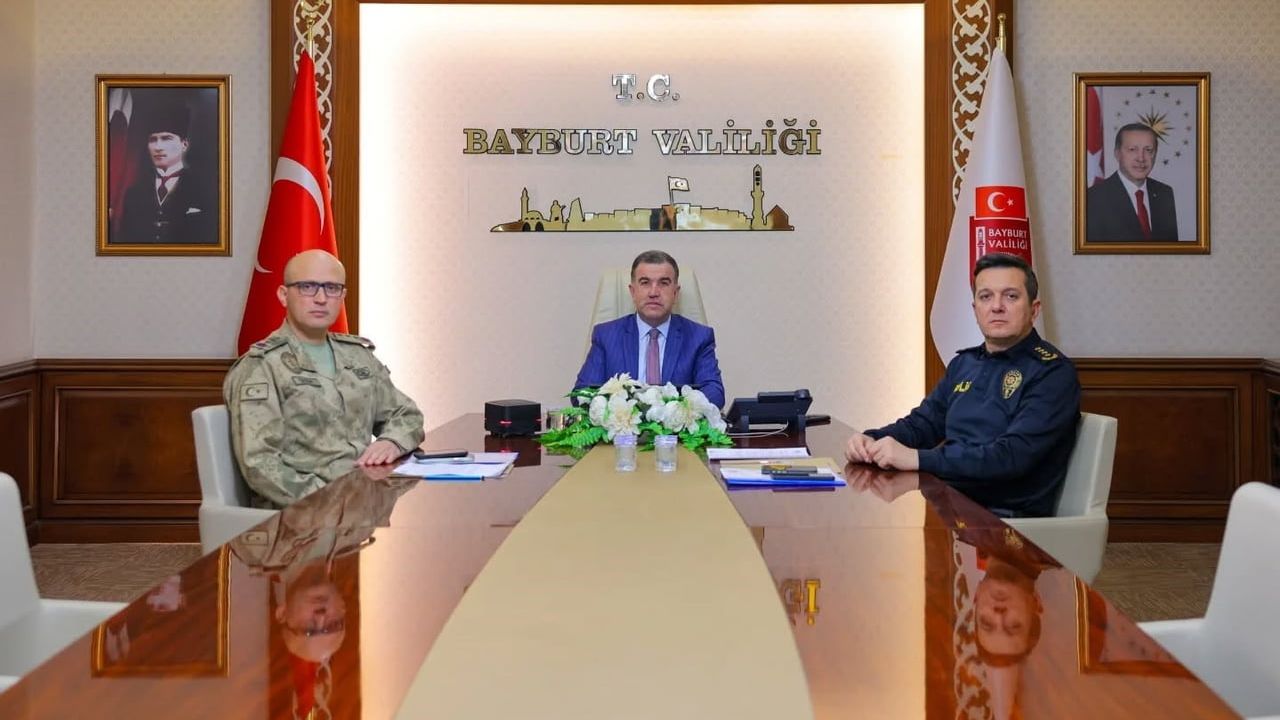 Bayburt Valisi Eldivan, İçişleri Bakanı Yerlikaya başkanlığındaki Yeni Yıl Tedbirleri Toplantısına Katıldı
