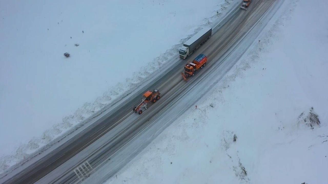 Bayburt ve Erzincan’ın yüksek kesimlerinde kar yağışı, karayolları ekipleri seferber