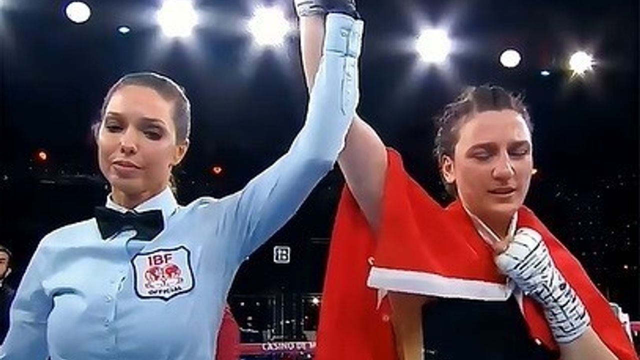 Bayburtlu Elif Nur Turhan IBF Hafif Siklet Dünya Şampiyonu oldu