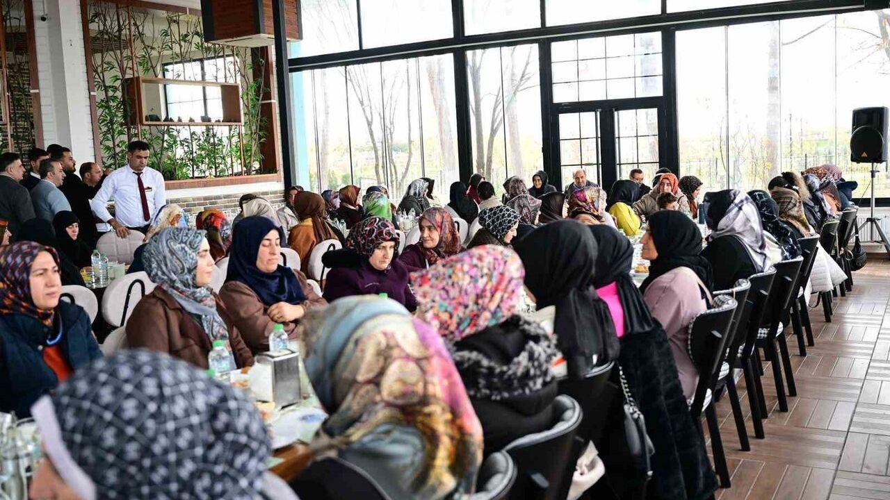 Bayram Taşkın, AK Parti Kadın Kolları Mahalle Başkanları Toplantısına Katıldı — Battalgazi'de Teşkilat ve Sosyal Destekler Değerlendirildi